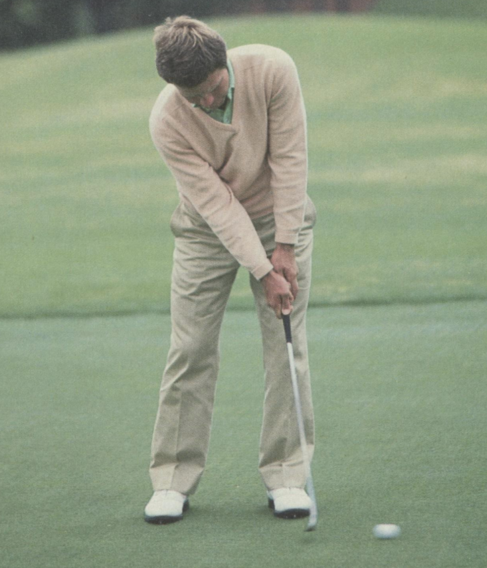 ben crenshaw hits a putt